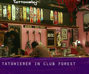 Tätowierer in Club Forest